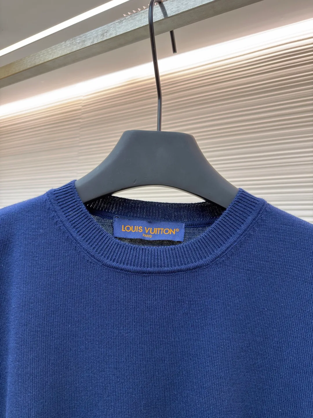 LOUIS VUITTON cuff jacquard cashmere sweater ●Original version: 15100 purchased and developed ●Item number: 1681849-A75 ●Fabric: wool blended fabric ●Technology: jacquard knitting ●Color: treasure color ●Version: fitted version ●Weight: about 395 grams ●Size: S-M-L-XL ●Description: Made of 55% cashmere fabric with 45% cotton. The fabric is soft and comfortable and does not cling to the upper body. The three-dimensional and stylish version can be worn outside or as a base layer. The fabric is washed frequently to fix the pattern and color. The jacquard is made of professional point jacquard on wool looms imported from Germany, and is reproduced from the original 1:1 scanned pattern. This round-neck pullover is made of soft cashmere in trendy tones and features Monogram elements on the ribbed knitted cuffs. It goes well with a variety of looks. The overall wiring is straight and delicate, the fabric is comfortable and soft, and the color is consistent without color difference. It can be matched with the same style to create a fashionable look and control various occasions. Customized accessories, complete with three standards, same style for men and women!